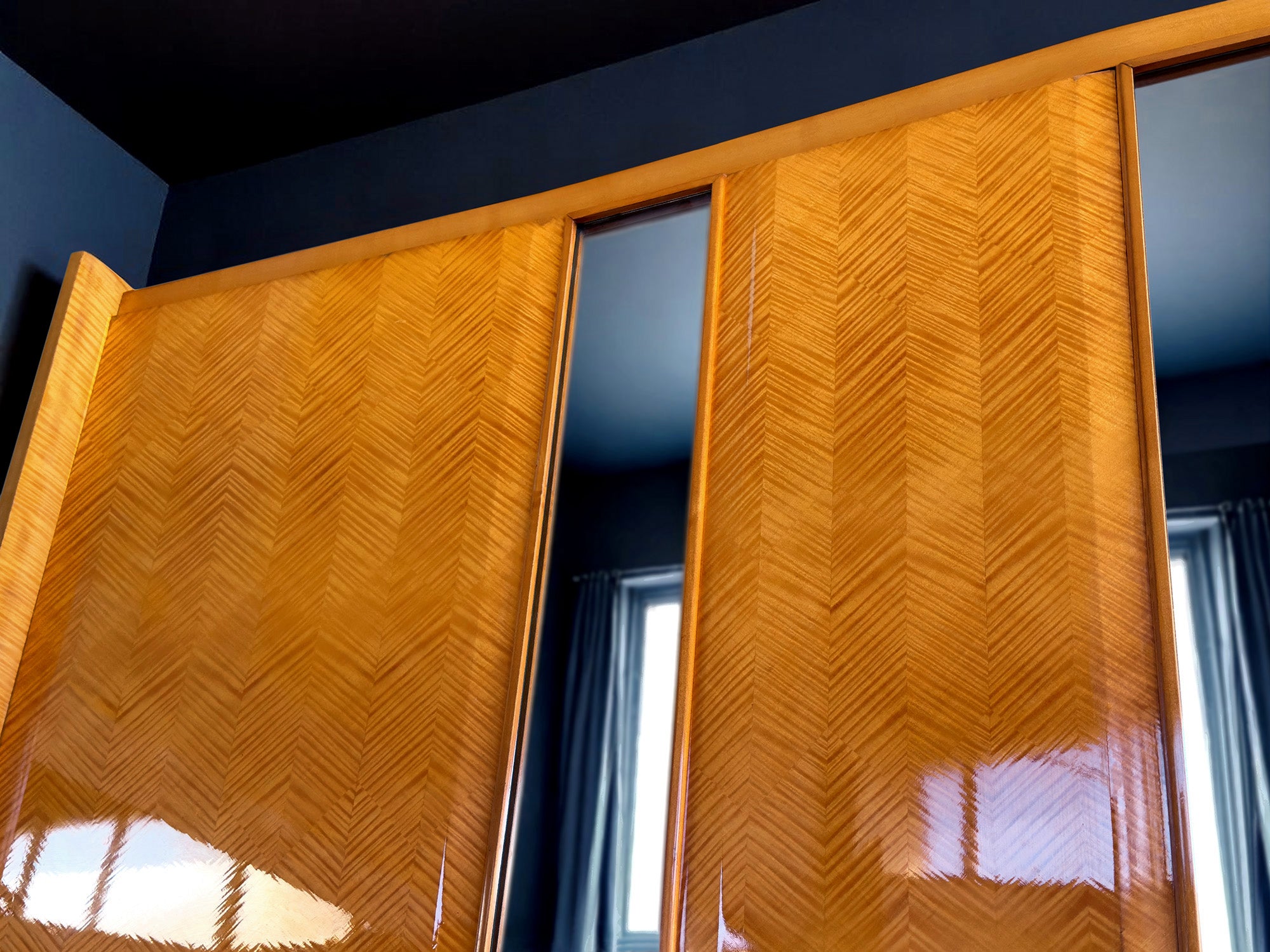 Italian Mid-Century maple Wardrobe with mirrors by Dassi att. Gio Ponti, 1950s