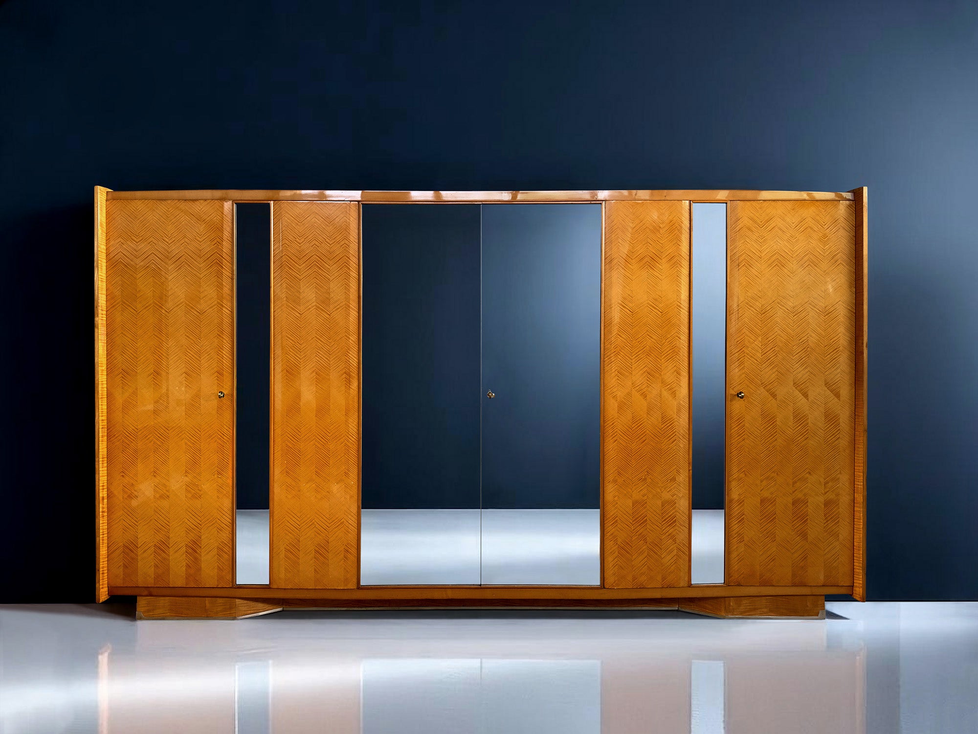 Italian Mid-Century maple Wardrobe with mirrors by Dassi att. Gio Ponti, 1950s
