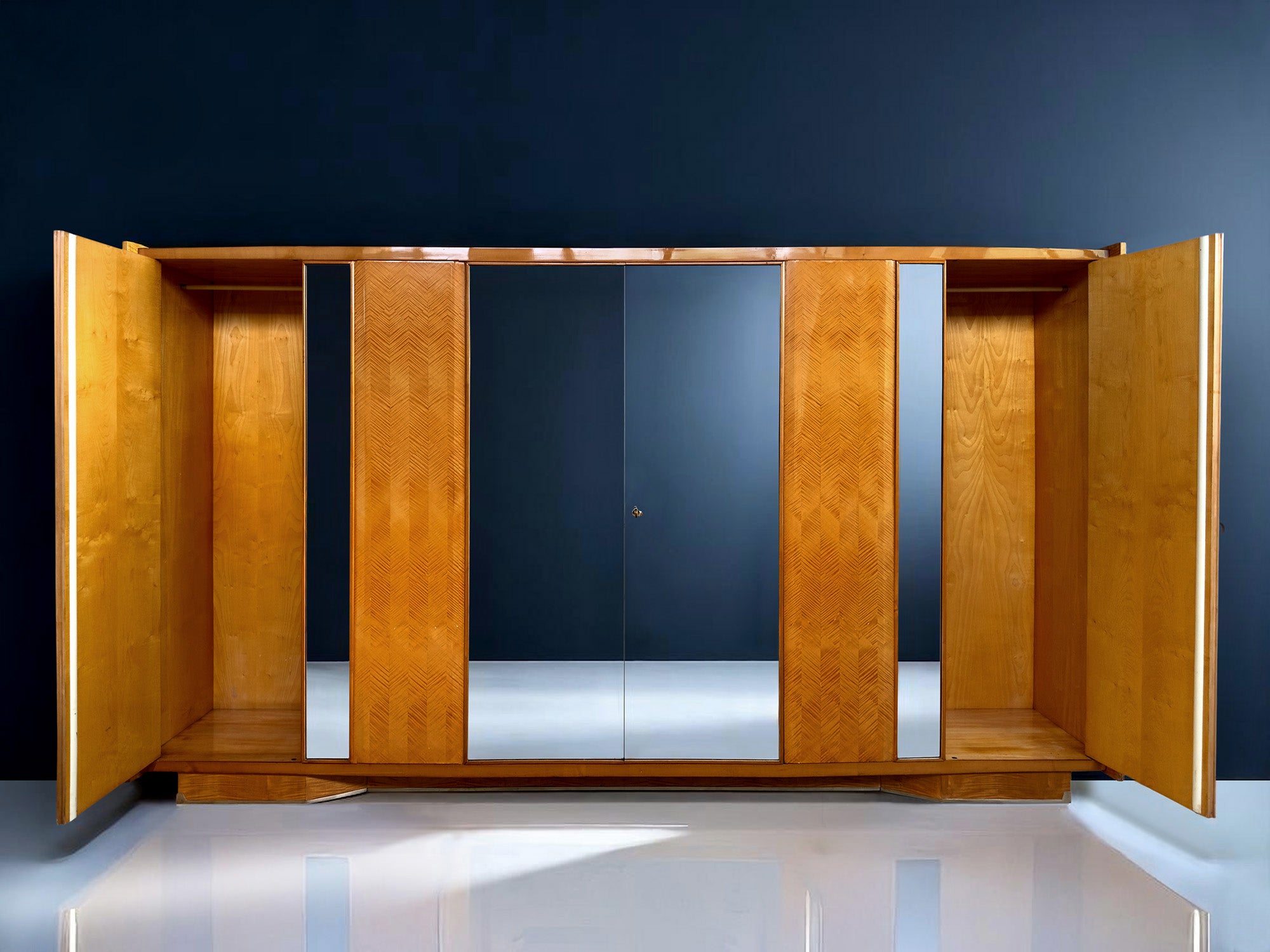 Italian Mid-Century maple Wardrobe with mirrors by Dassi att. Gio Ponti, 1950s