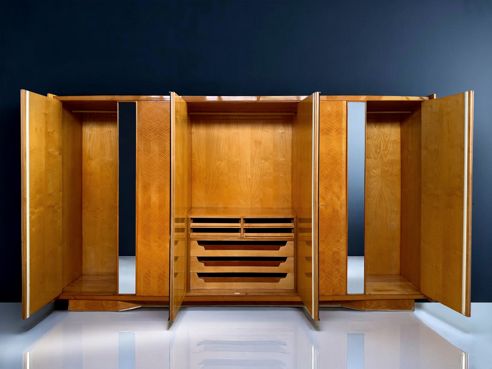 Italian Mid-Century maple Wardrobe with mirrors by Dassi att. Gio Ponti, 1950s