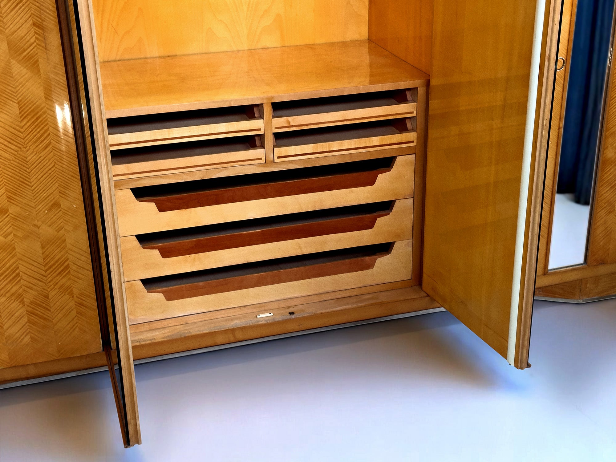 Italian Mid-Century maple Wardrobe with mirrors by Dassi att. Gio Ponti, 1950s