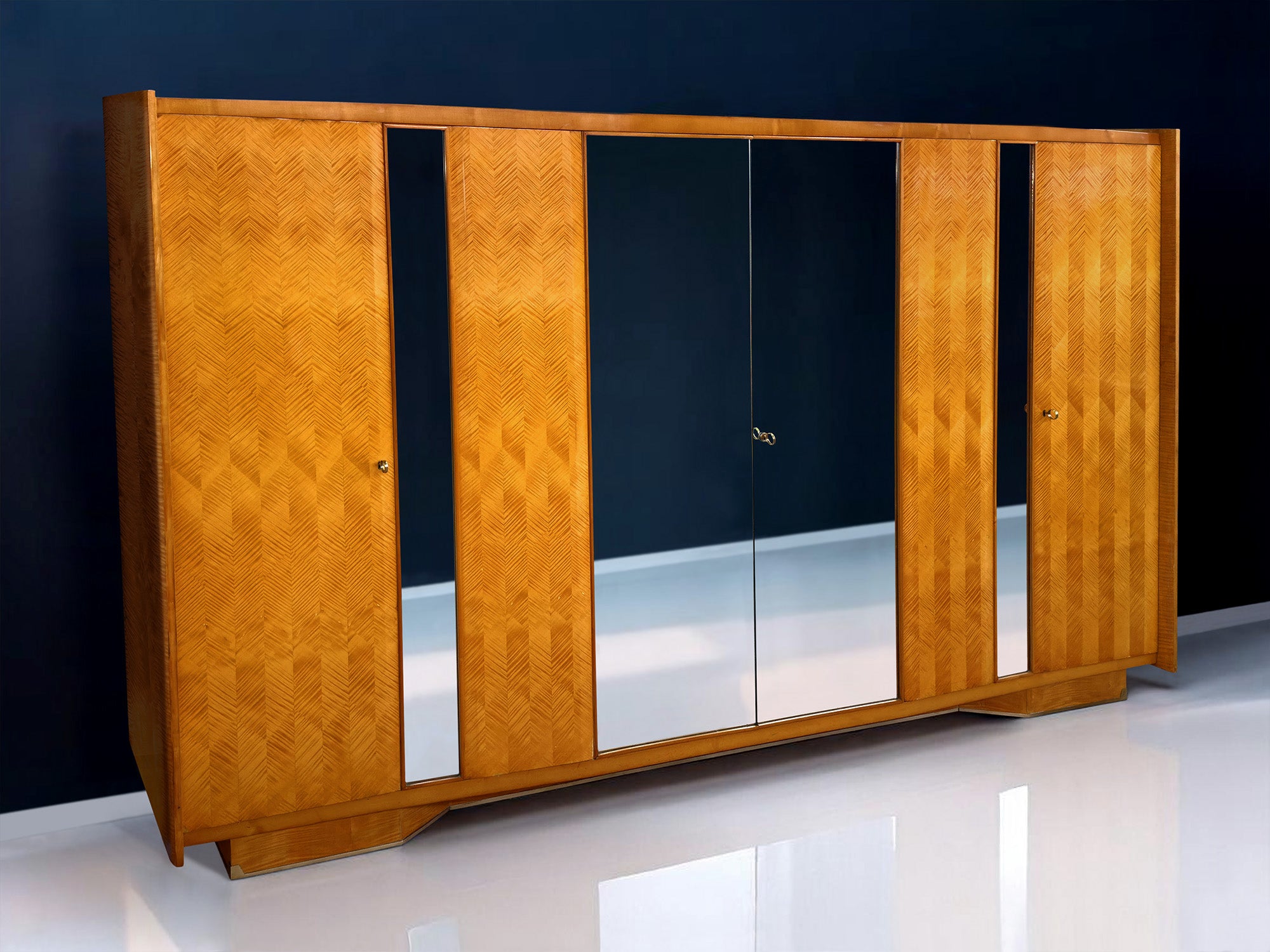 Italian Mid-Century maple Wardrobe with mirrors by Dassi att. Gio Ponti, 1950s