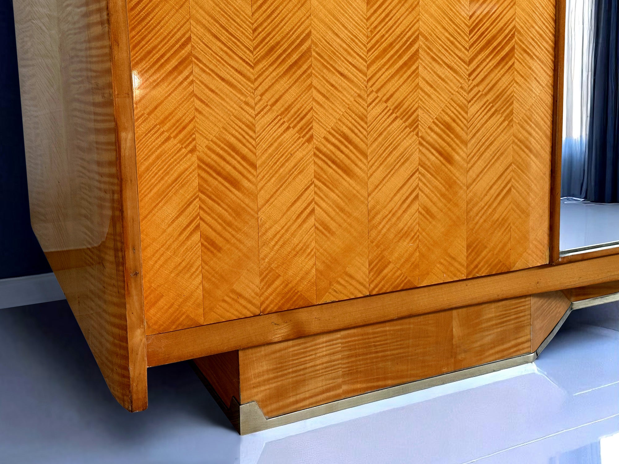 Italian Mid-Century maple Wardrobe with mirrors by Dassi att. Gio Ponti, 1950s