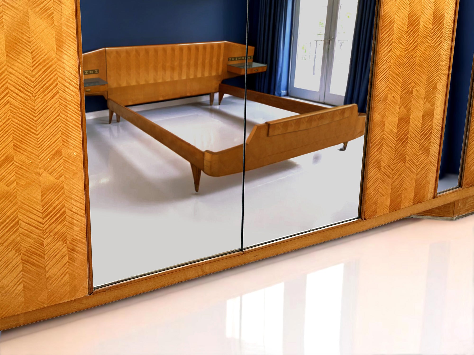 Italian Mid-Century maple Wardrobe with mirrors by Dassi att. Gio Ponti, 1950s