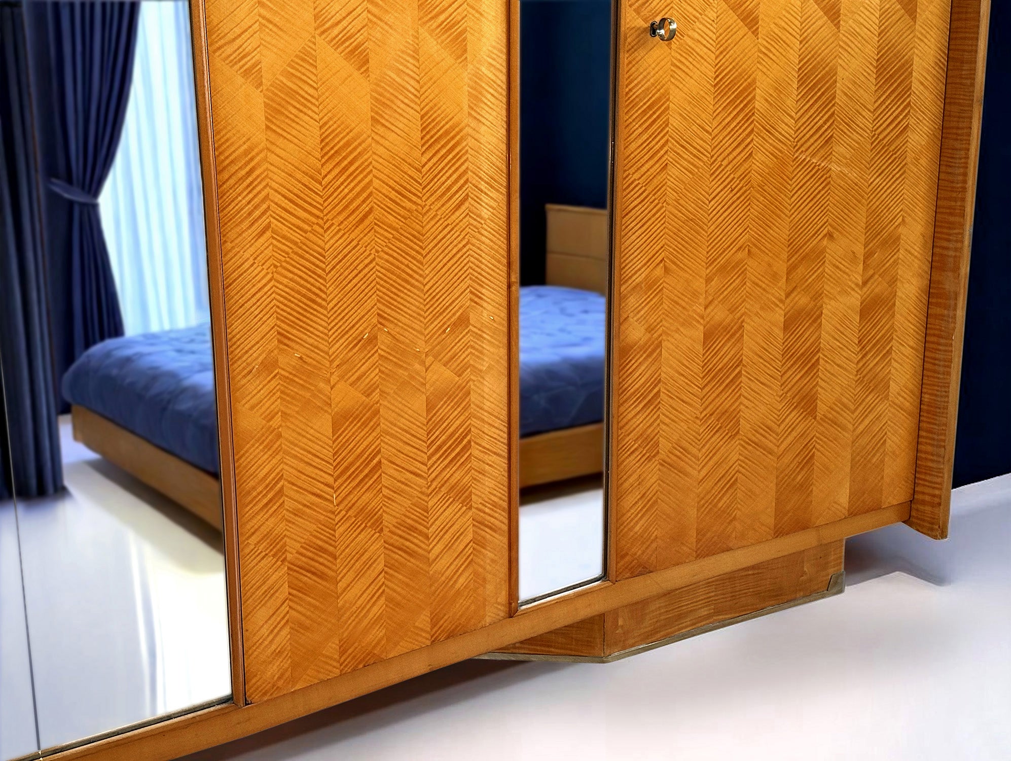 Italian Mid-Century maple Wardrobe with mirrors by Dassi att. Gio Ponti, 1950s
