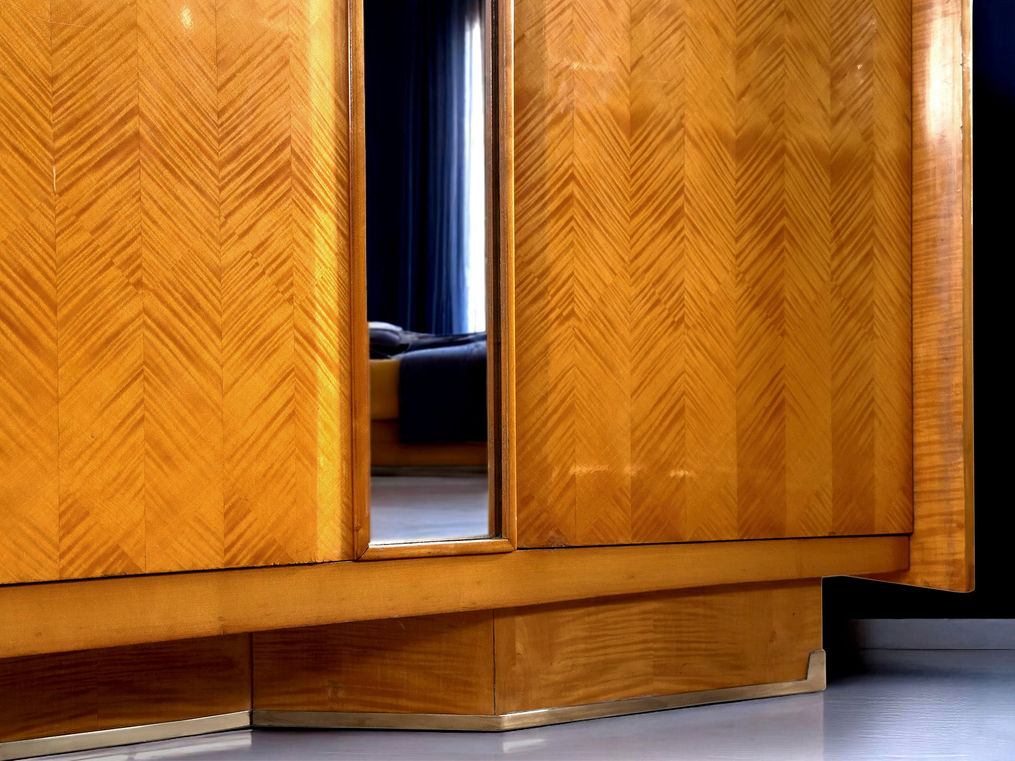 Italian Mid-Century maple Wardrobe with mirrors by Dassi att. Gio Ponti, 1950s