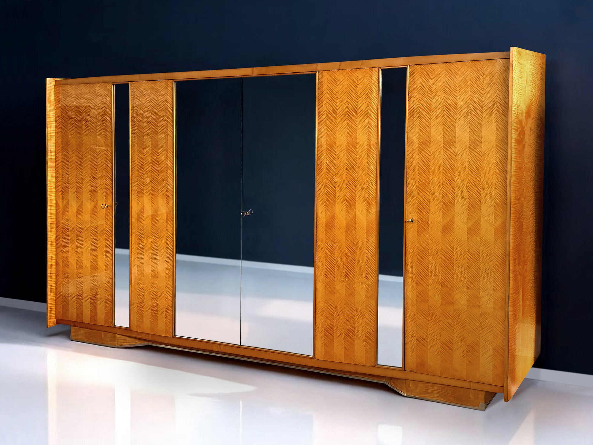 Italian Mid-Century maple Wardrobe with mirrors by Dassi att. Gio Ponti, 1950s