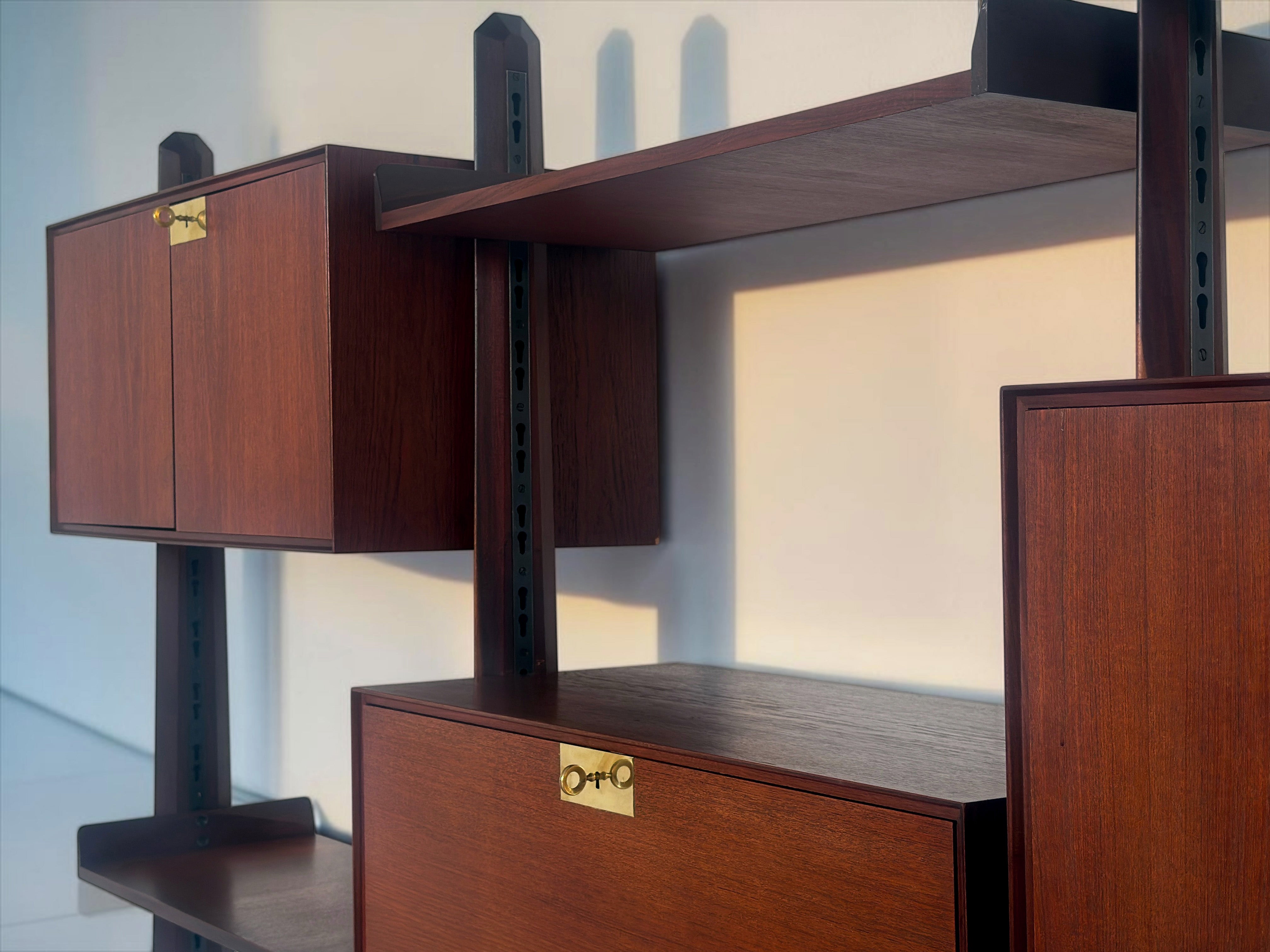 Italian Mid-Century Bookcase self-standing by Vittorio Dassi, 1950s