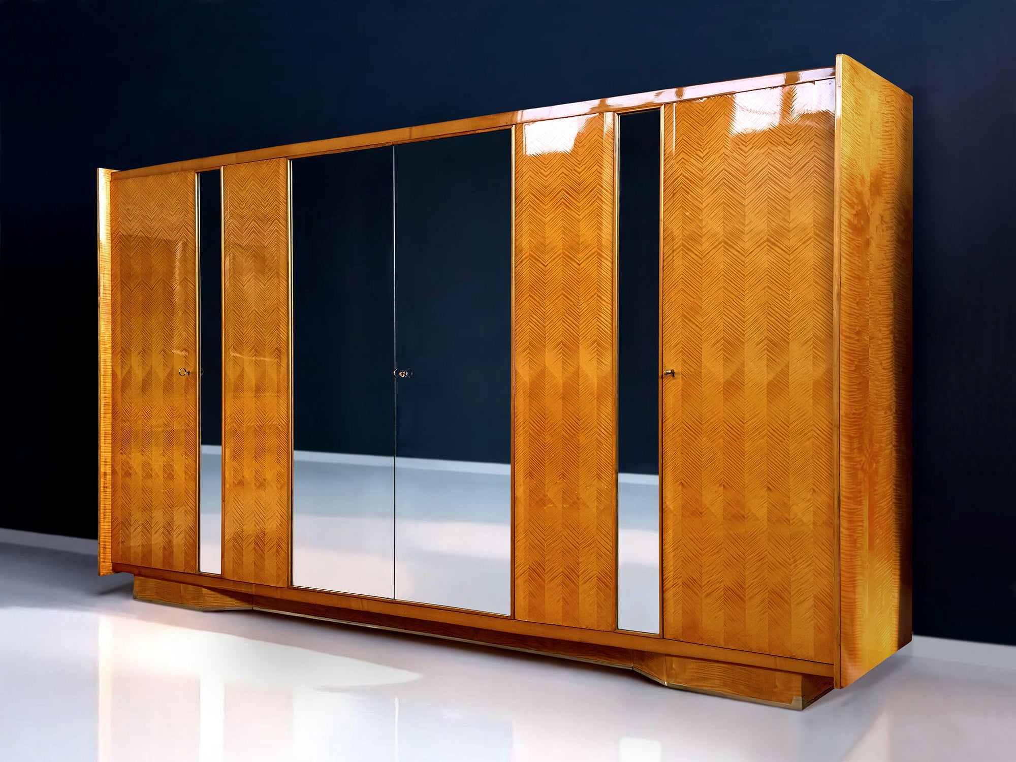 Italian Mid-Century maple Wardrobe with mirrors by Dassi att. Gio Ponti, 1950s