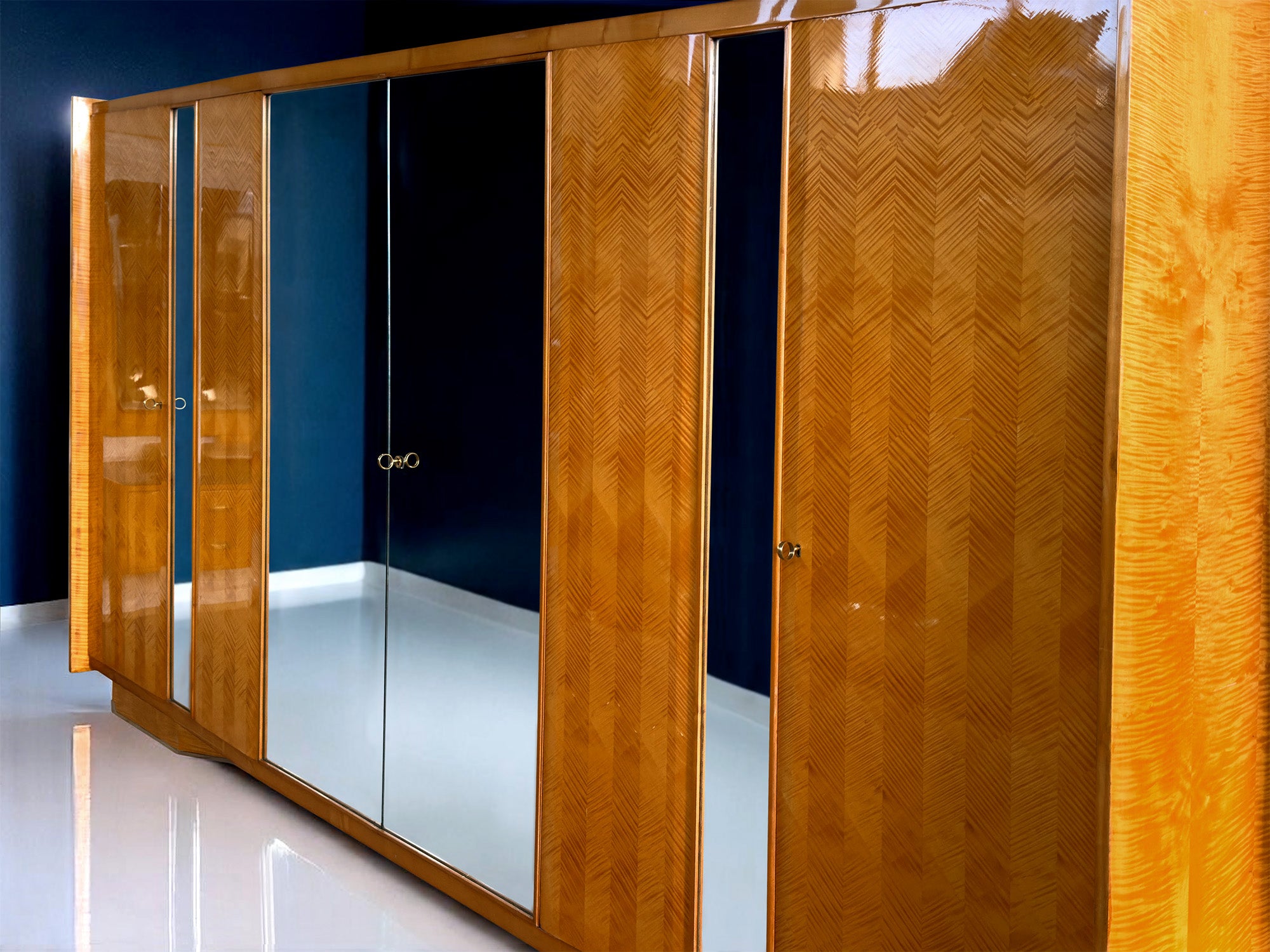 Italian Mid-Century maple Wardrobe with mirrors by Dassi att. Gio Ponti, 1950s