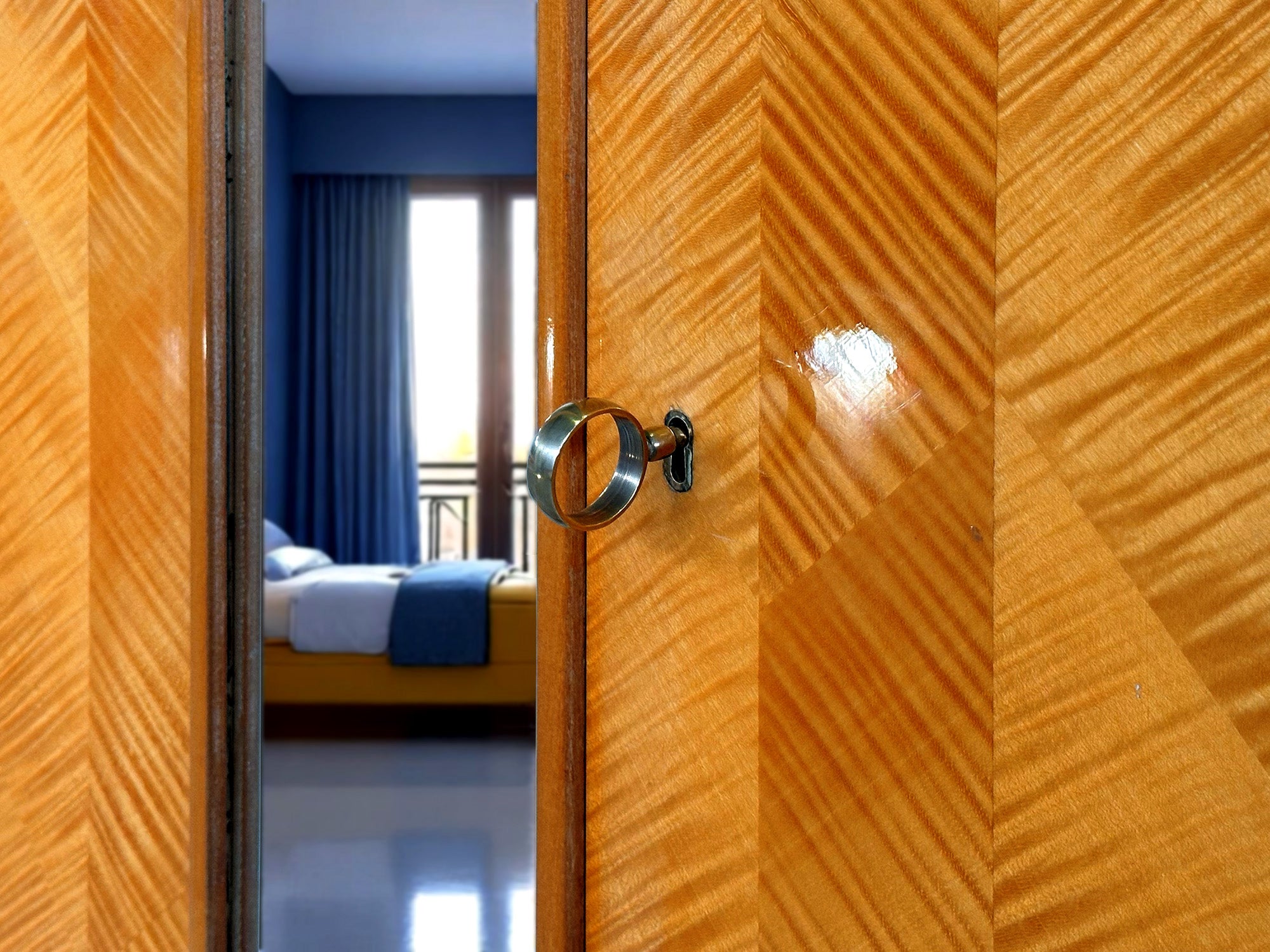 Italian Mid-Century maple Wardrobe with mirrors by Dassi att. Gio Ponti, 1950s