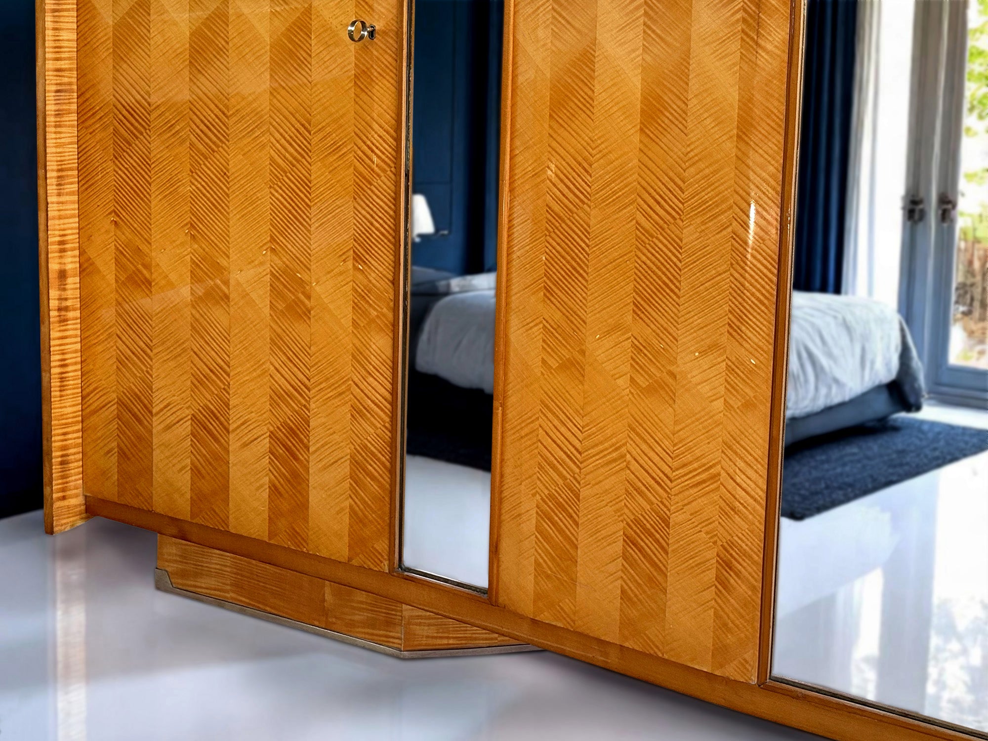 Italian Mid-Century maple Wardrobe with mirrors by Dassi att. Gio Ponti, 1950s